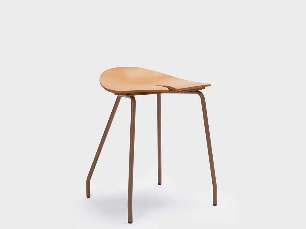 Taburete bajo de cocina Ant Ondarreta disponible en tres medidas