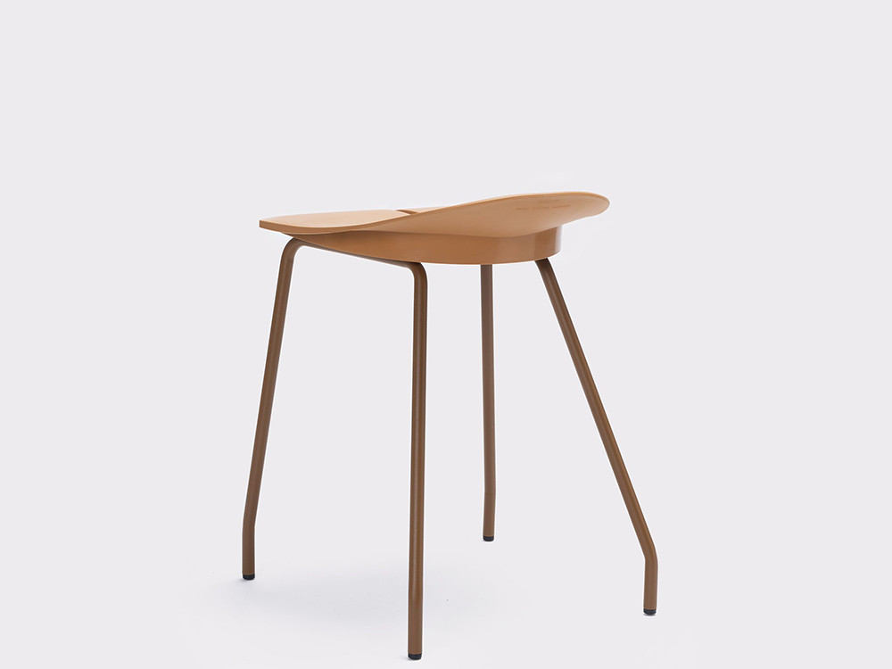 Taburete bajo de cocina Ant personalizable en los acabados de Ondarreta