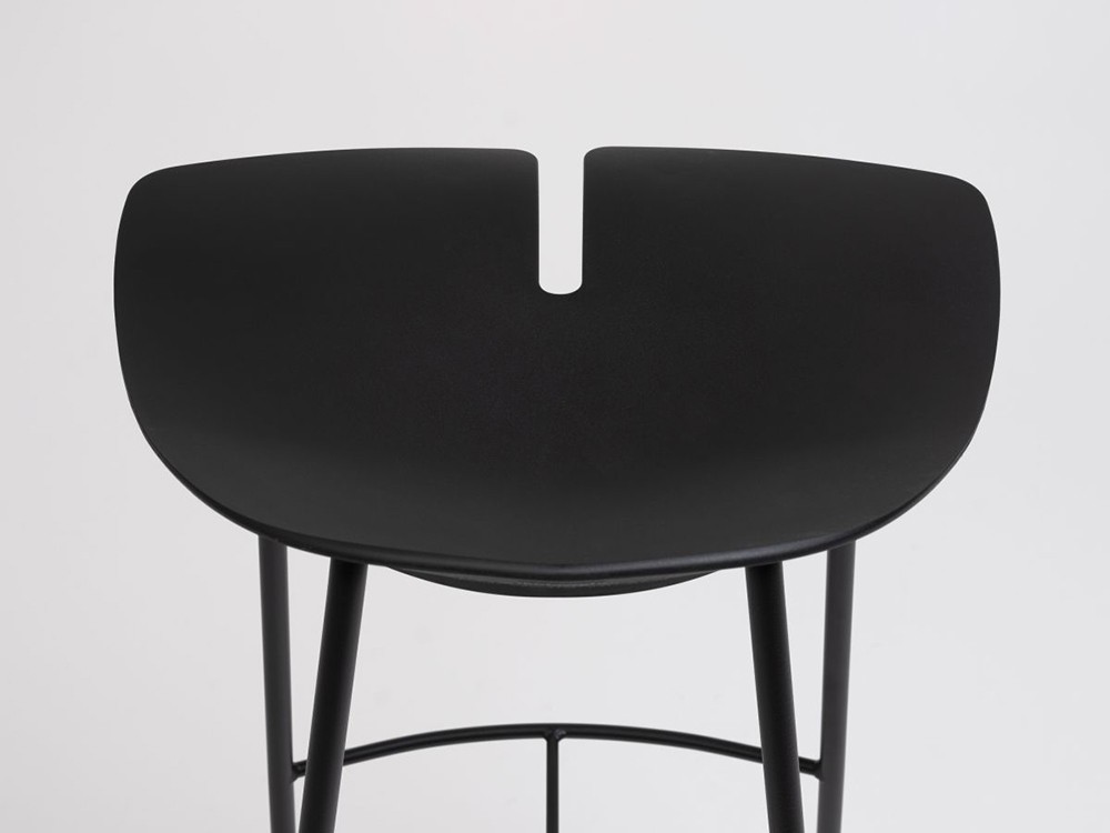 Detalle del asiento de polipropileno negro del taburete de cocina Ant outdoor de Ondarreta