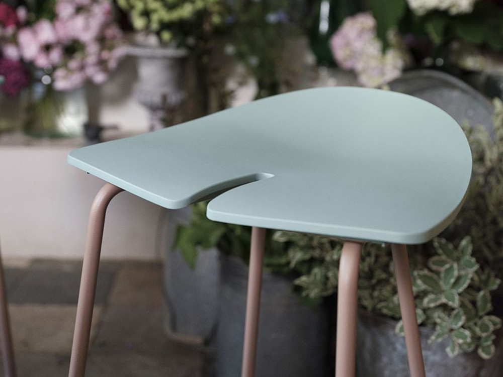 Detalle del asiento del taburete de terraza o jardín Ant Outdoor en verde cantábrico de Ondarreta