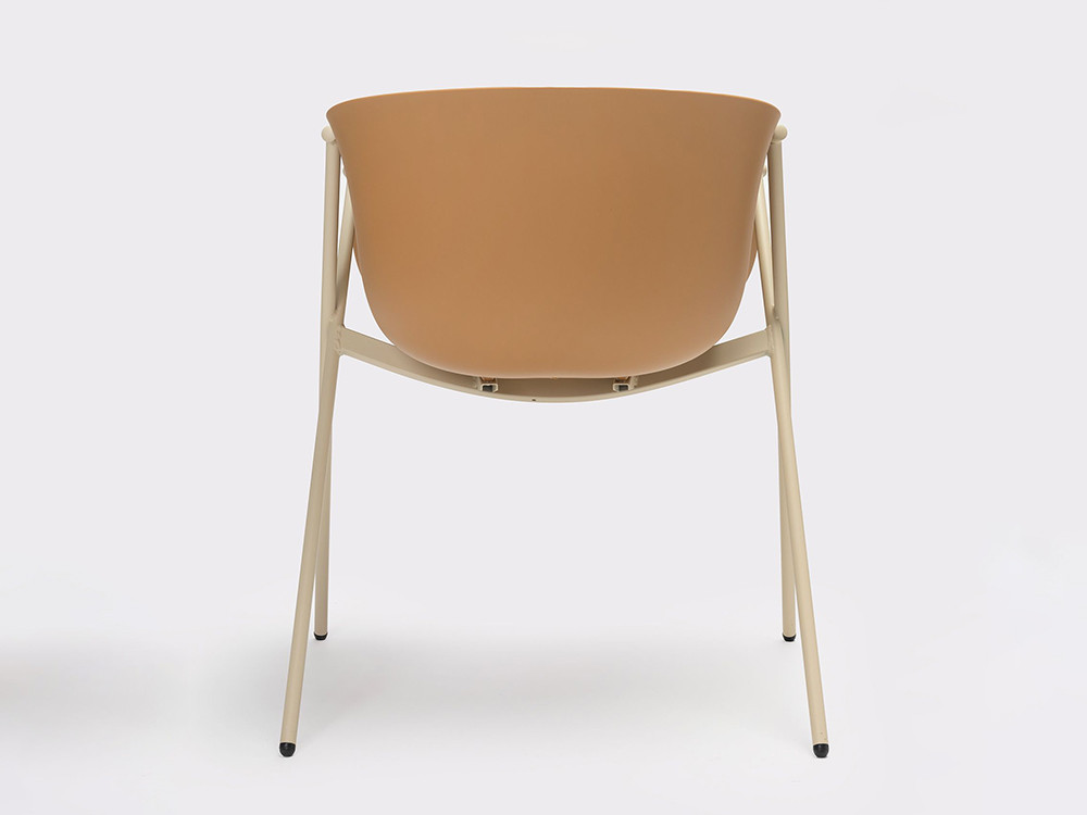Silla con asiento de polipropileno y acero epoxy Bai de Ondarreta