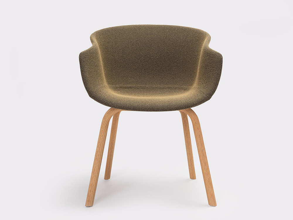 Silla Bai con asiento tapizado y patas de madera de haya o roble de Ondarreta