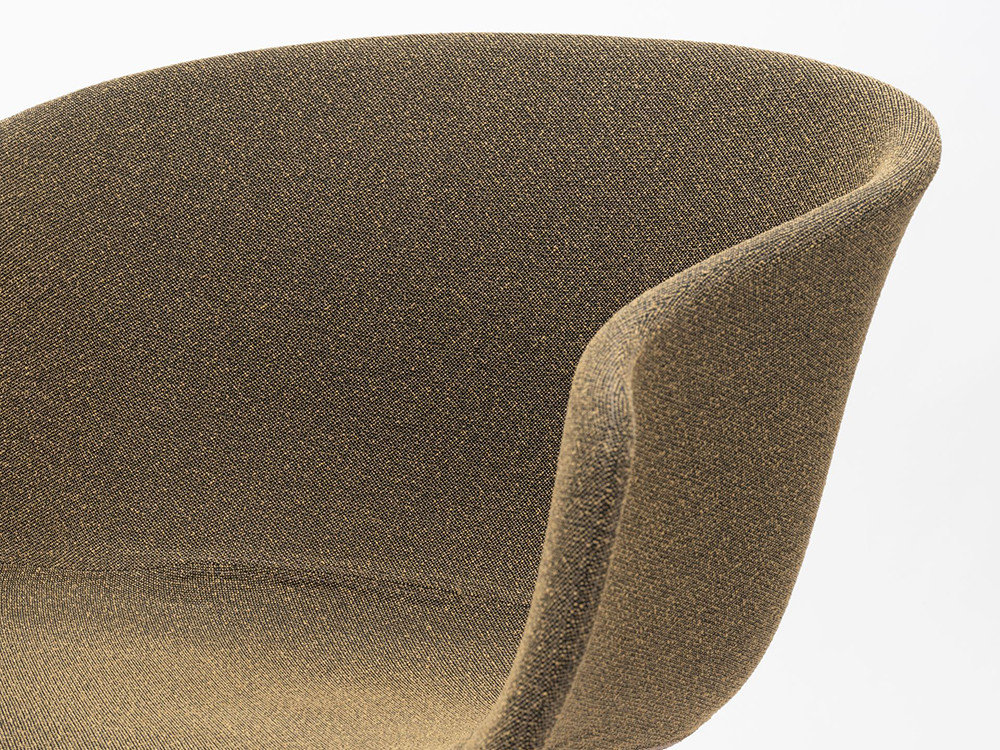 Detalle del asiento tapizado de la silla Bai madera de ondarreta