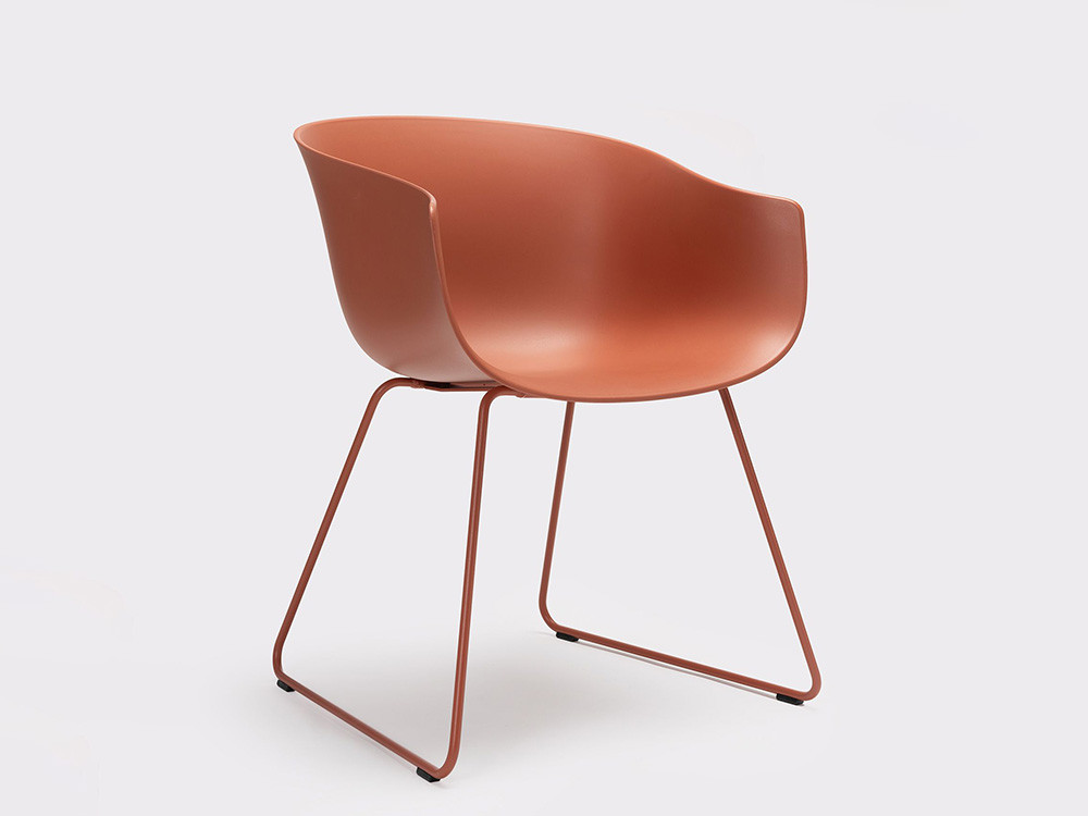 Silla Bai de polipropileno Ondarreta con patas tipo patín de acero epoxy