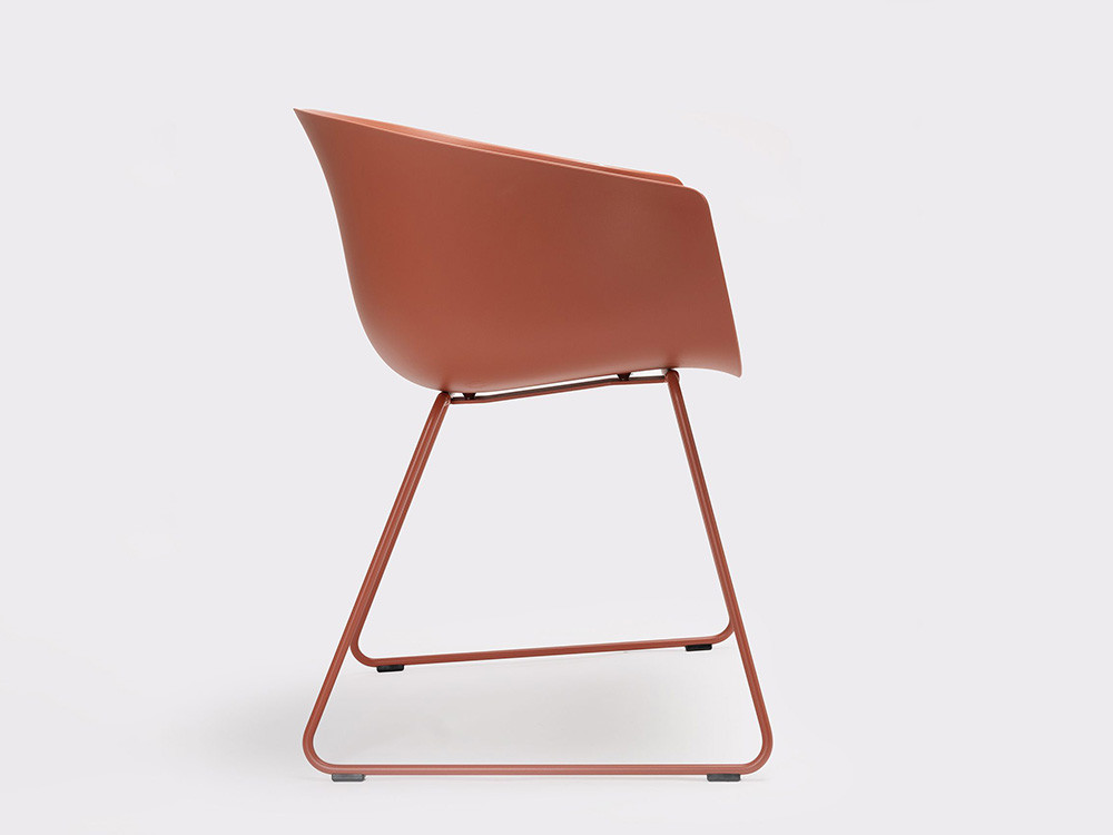 Silla Bai en polipropileno y acero epoxy, muebles Ondarreta de diseño
