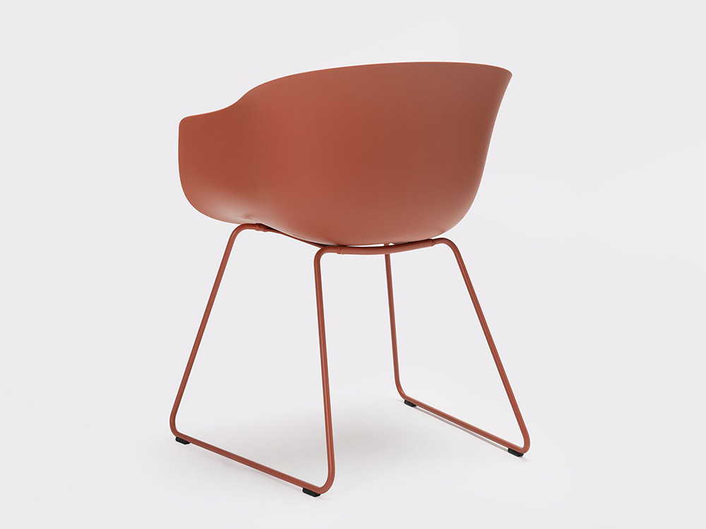 Diseño exclusivo Ondarreta: silla Bai con asiento de polipropileno resistente