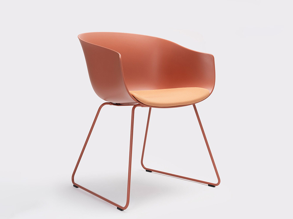 Ondarreta silla Bai trineo: elegancia en polipropileno con cojín galleta personalizado