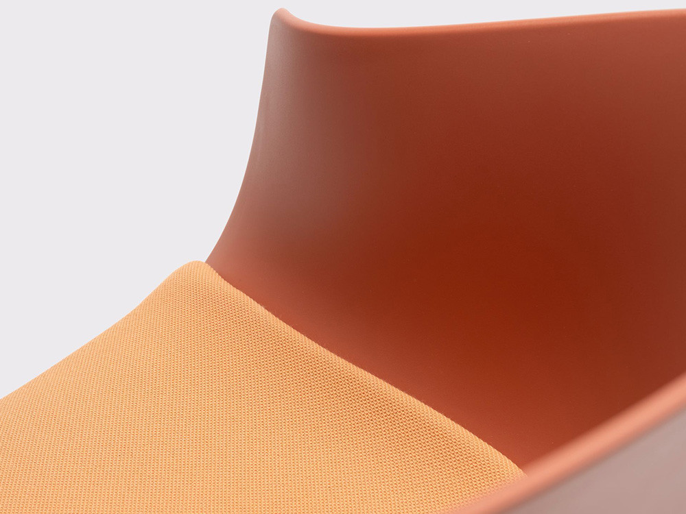 Detalle del cojín galleta en la silla Bai trineo personalizada de Ondarreta