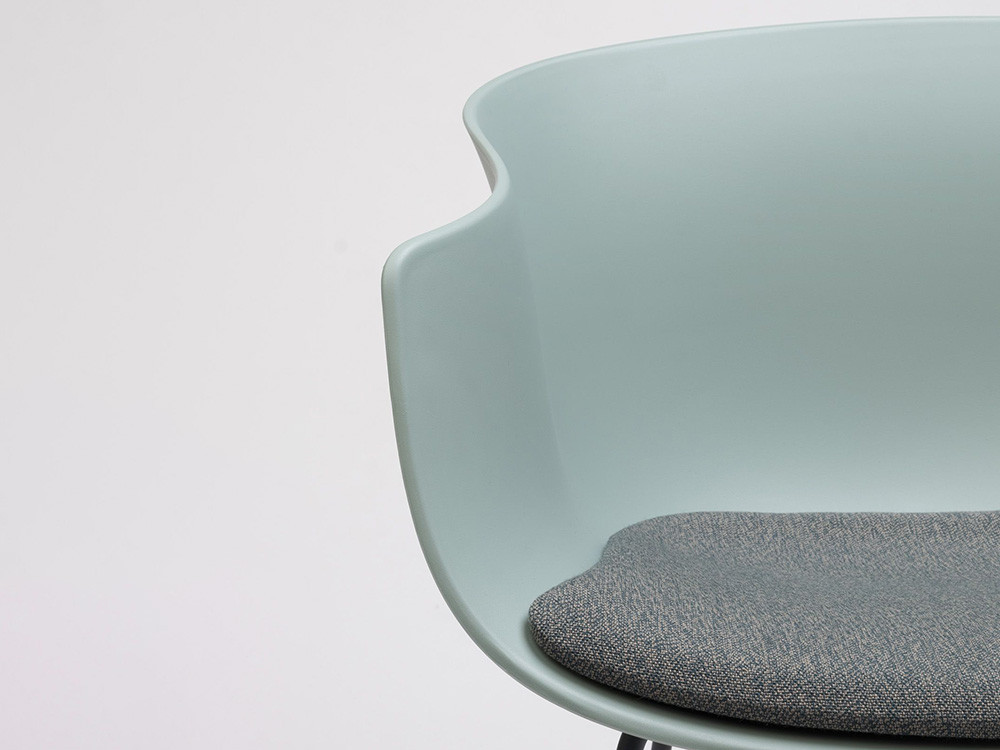 Asiento de la silla Bai Ondarreta con tapizado personalizado de diseño contemporáneo.