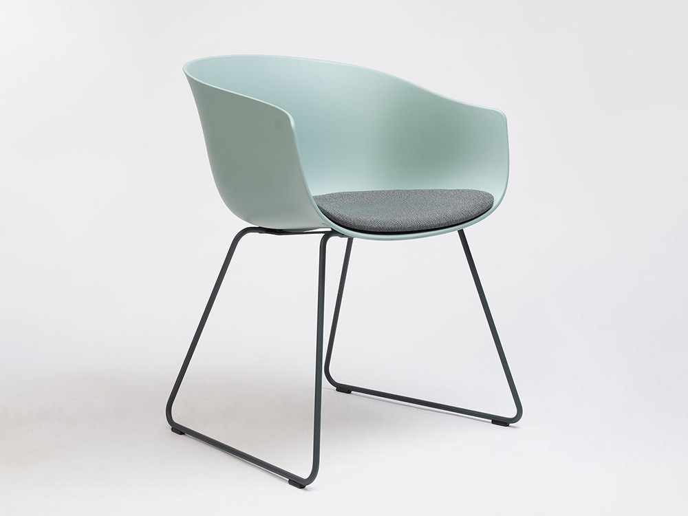 Silla Bai trineo de Ondarreta: diseño personalizado con cojín galleta tapizado.