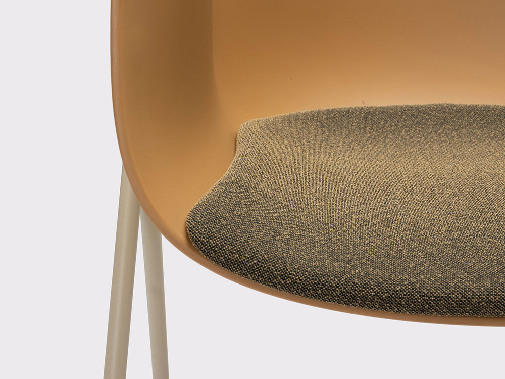 Silla Bai con cojín galleta: esencia de diseño personalizado de Ondarreta.