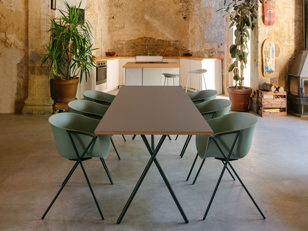 Silla Bai de polipropileno con cojín galleta: muebles Ondarreta de diseño