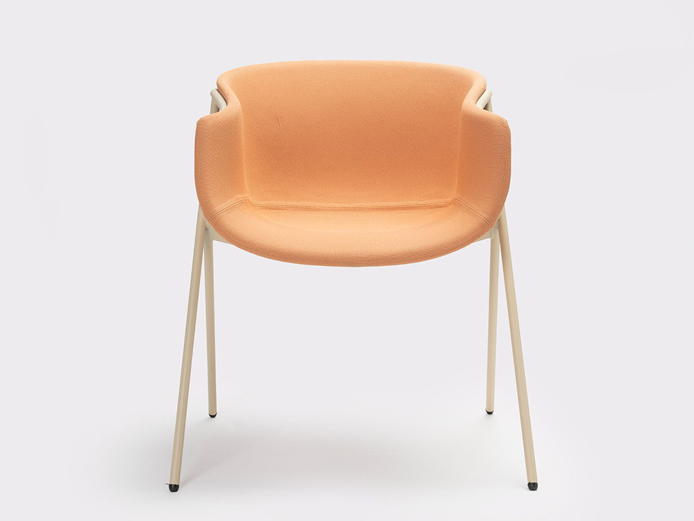 Muebles de diseño Ondarreta: silla Bai tapizada con textiles seleccionados