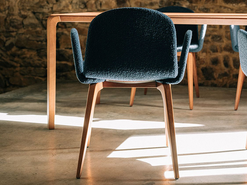 Silla Bob Wood XL con brazos tapizada