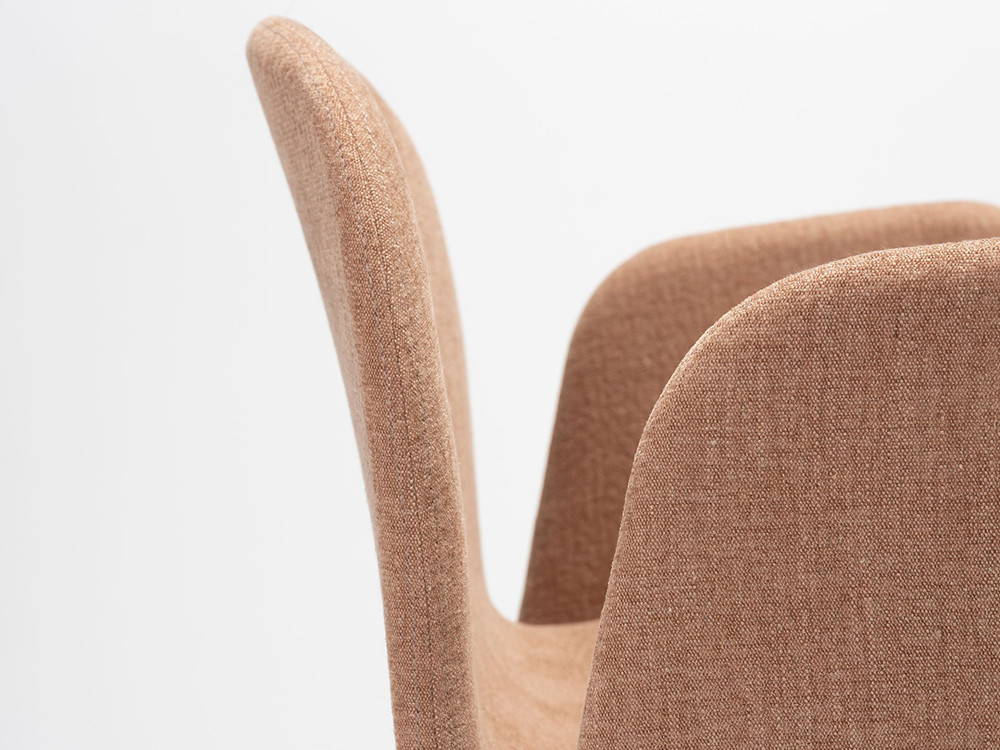 Silla Bob Wood XL con brazos tapizada