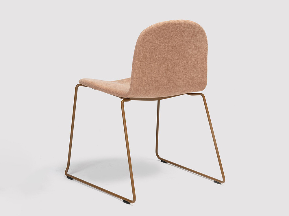 Detalle del asiento de la silla Bob XL tapizada: confort superior para oficinas y proyectos contract exigentes.