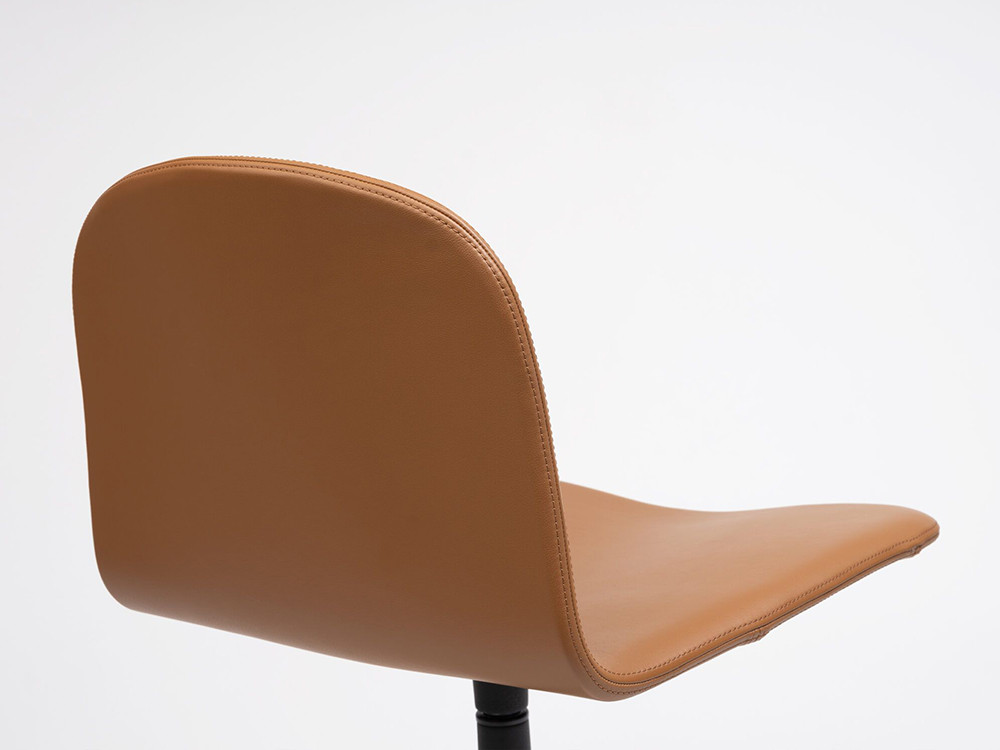 Detalle del tapizado en polipiel de la silla giratoria Bob XL: calidad exclusiva de Ondarreta