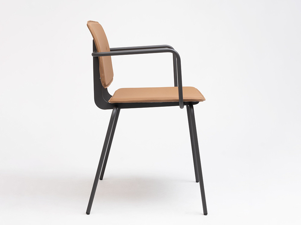 Silla Don Ondarreta con brazos: estética industrial y diseño personalizado en polipiel