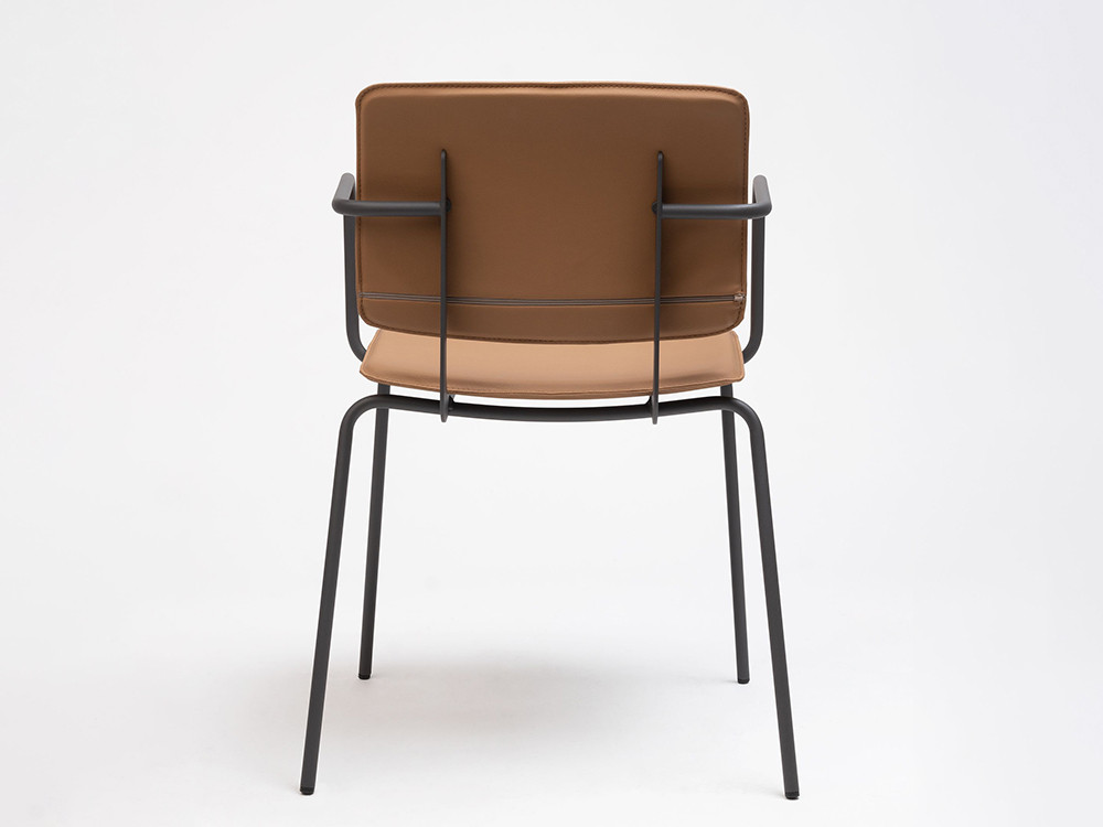 Asiento ergonómico de la silla Don personalizada de Ondarreta con brazos.