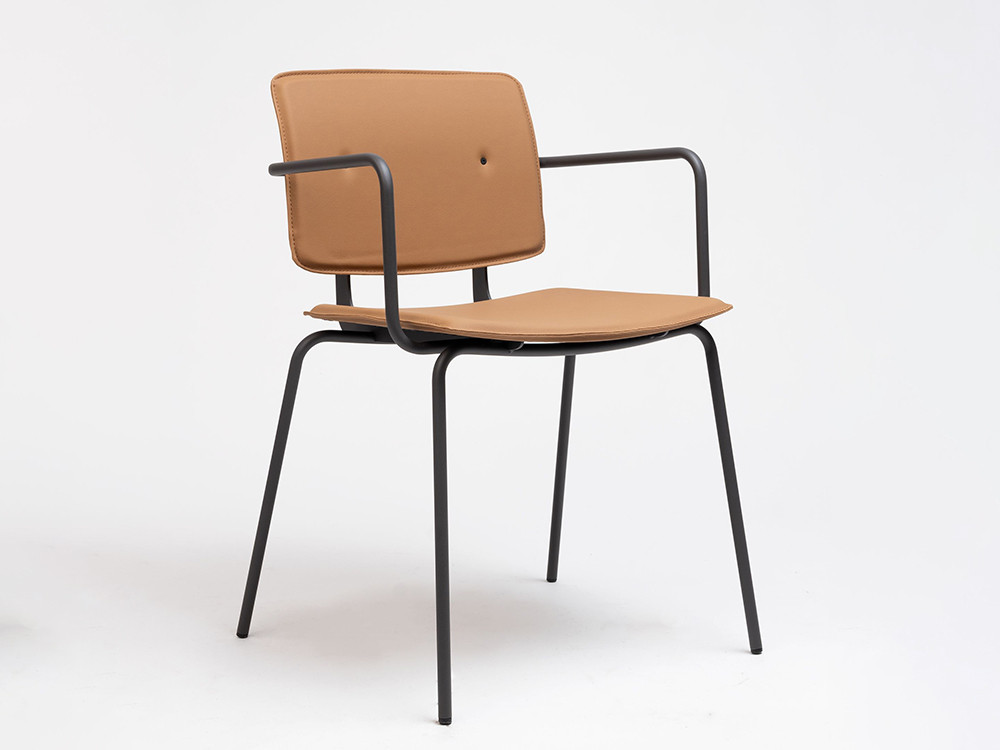 Silla Don con brazos tapizada en polipiel: elegancia y diseño personalizado