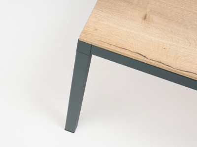 Detalle del acabado haya en la mesa alta Dry: calidad y diseño personalizado de Ondarreta.