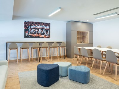 Sillas y mesas Ondarreta: modelo mesa Dry alta, ideal para proyectos de oficina y contract.