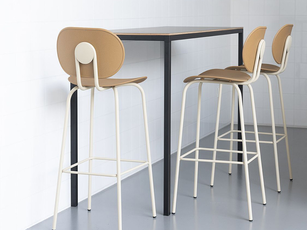 Mesa alta de cocina u oficina de diseño Dry Ondarreta: elegancia funcional en acabados de chapa natural.