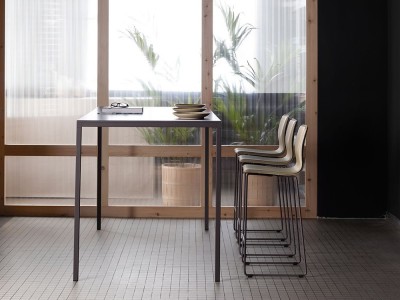 Mesa alta Dry Ondarreta en chapa de haya o roble: diseño personalizable para oficina y comedor.
