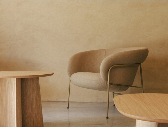 Butaca Ginger Ondarreta: diseño personalizado con estructura de varilla de acero para salón.