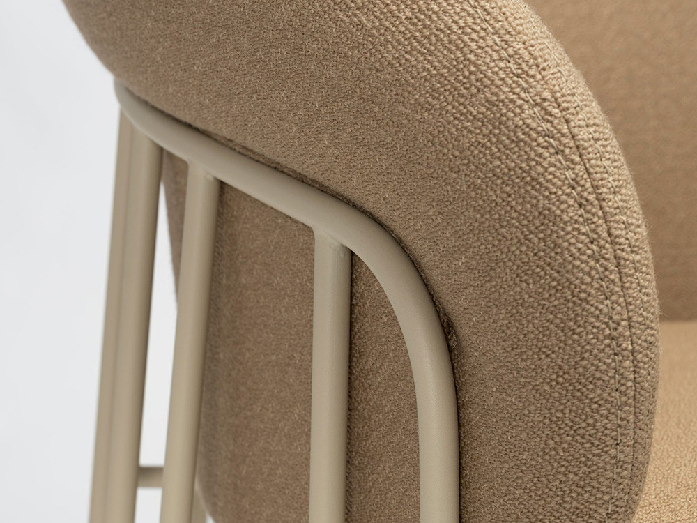 Mobel 6000: silla Ginger trineo Ondarreta, icono del diseño con formas orgánicas y acero.