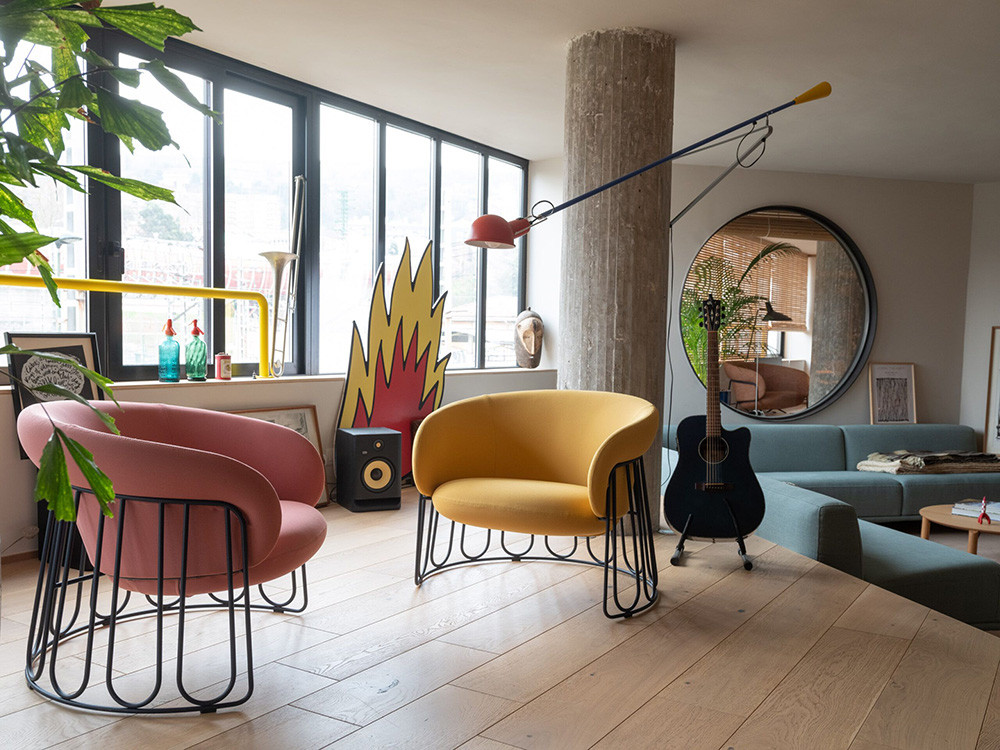 Muebles Ondarreta: silla lounge Ginger trineo, confort personalizado y acero de alta calidad