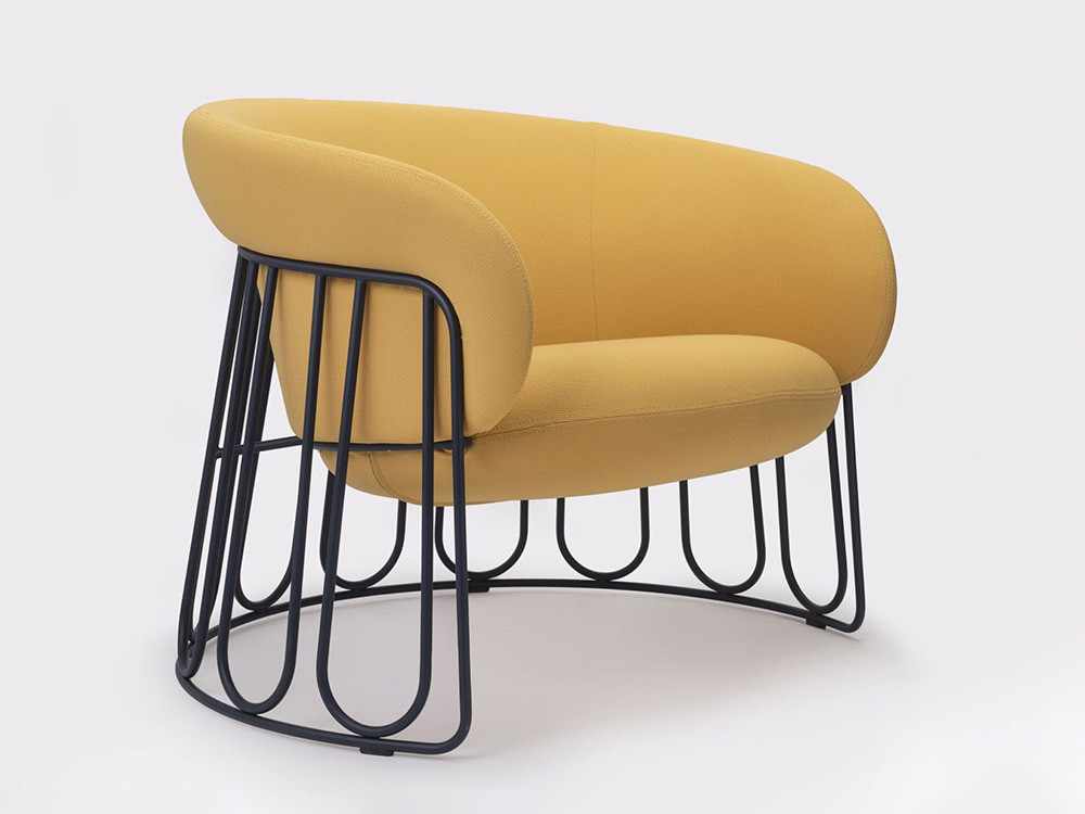 Silla lounge Ginger de Ondarreta: líneas orgánicas y tapizado a medida para salones de diseño.