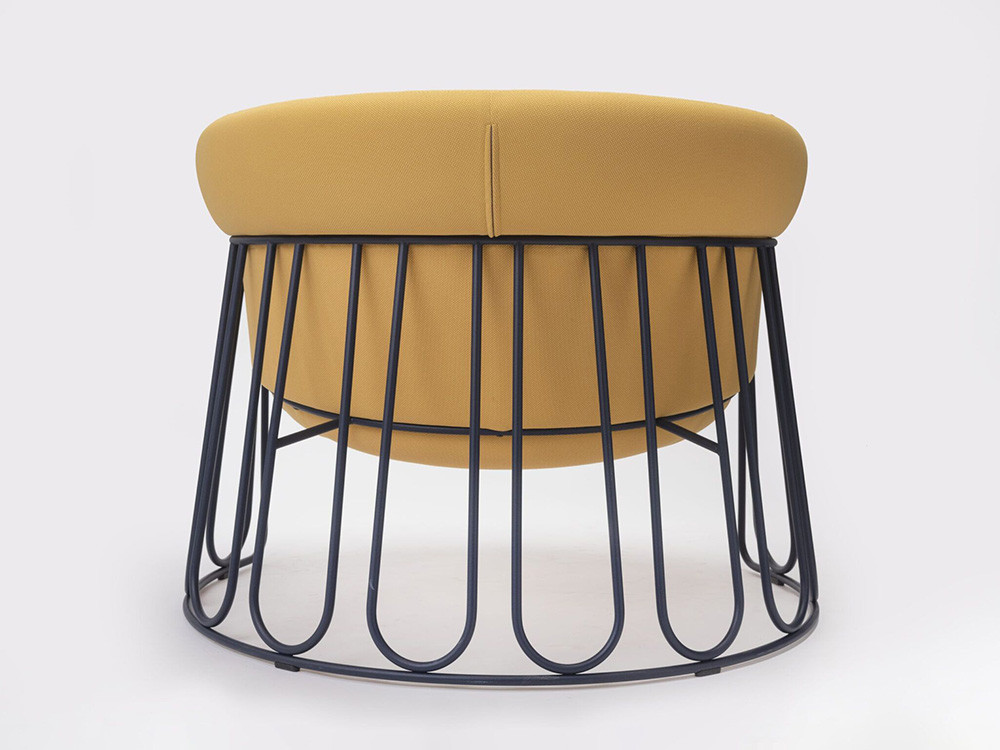 Detalle de las líneas orgánicas de la butaca Ginger Ondarreta con patas de varilla ligera.