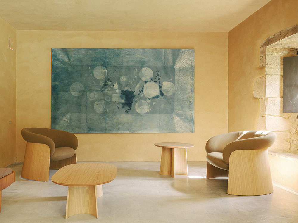 Butaca Ginger Ondarreta: diseño personalizado en madera curvada de roble tintado para salón.