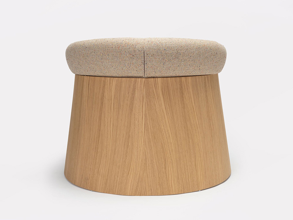 Butacas salón modernas: modelo Ginger de Ondarreta en madera de roble y tapicería.