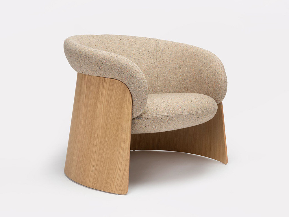 Butaca de diseño Ondarreta: modelo Ginger madera con estructura curvada y tejidos exclusivos