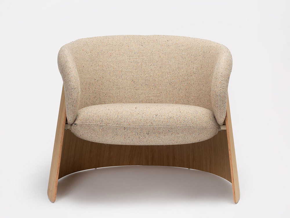 Detalle de la estructura curvada en chapa de roble de la butaca Ginger personalizada.