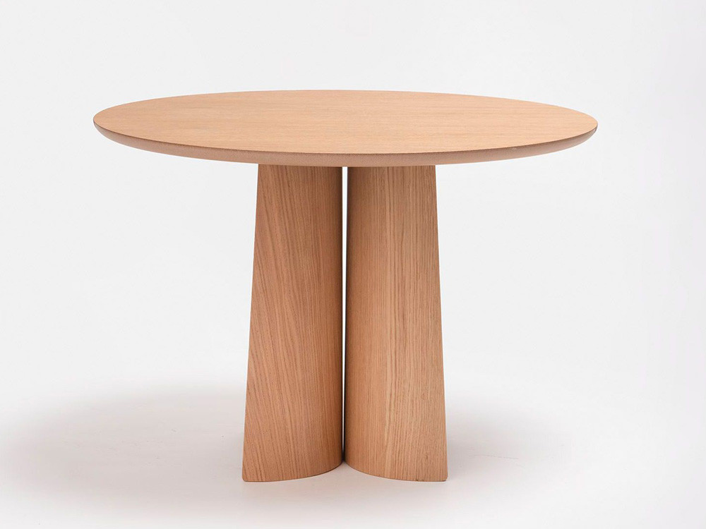 Muebles Ondarreta: mesa baja Ginger personalizada con acabado en roble natural teñido.