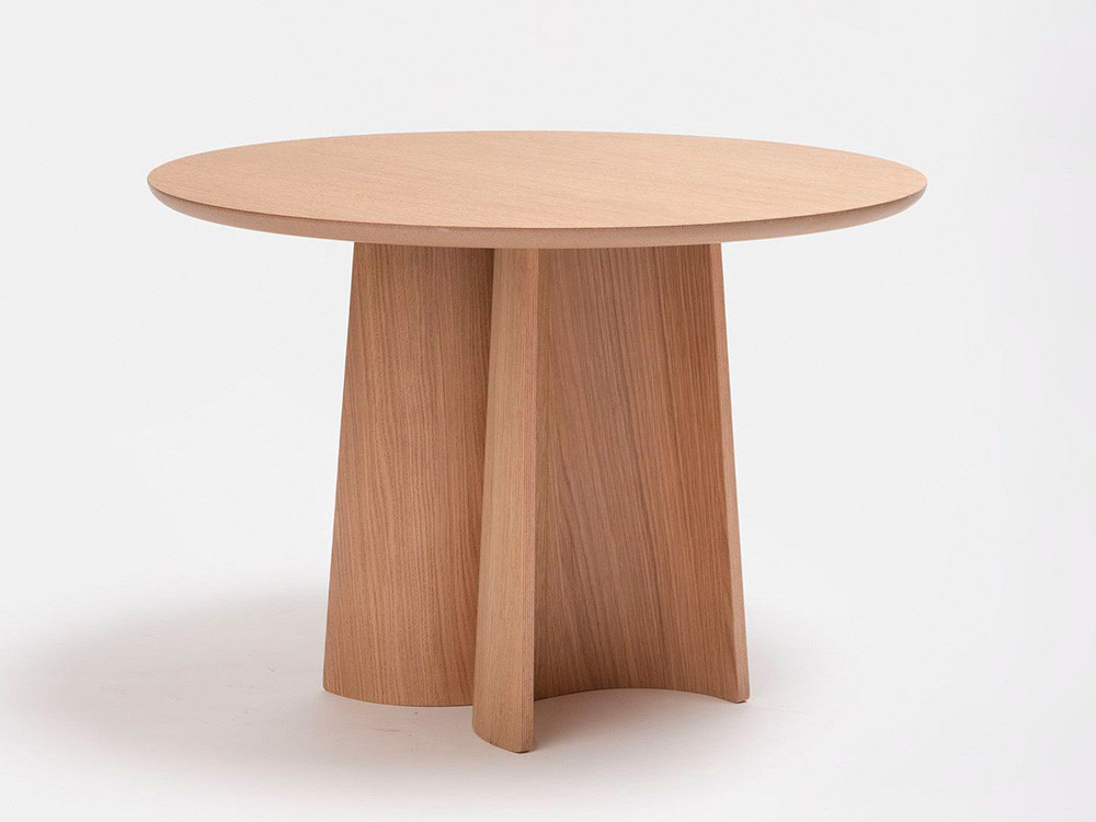 Detalle de la mesa baja redonda Ginger: calidad Ondarreta en chapa de roble a dos alturas.