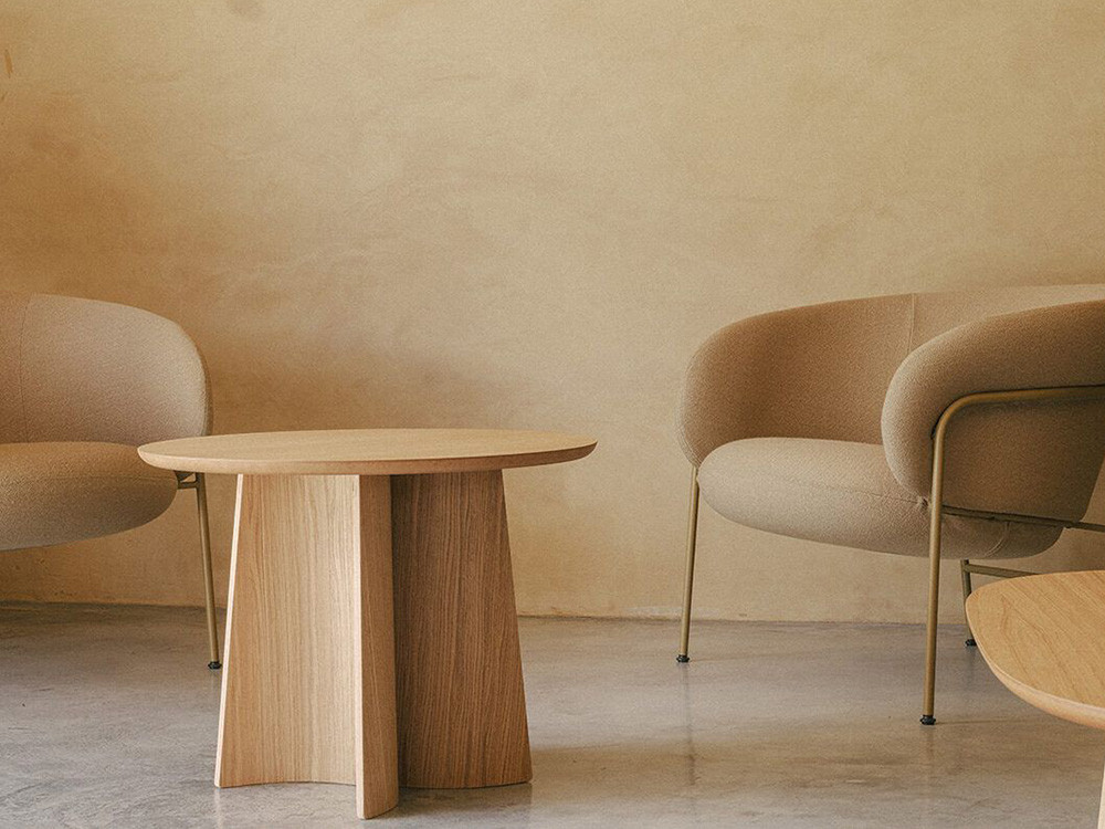 Mesa baja redonda Ginger Ondarreta: diseño personalizado en chapa de roble teñido para salón