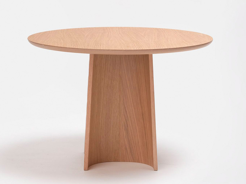 Mesa de centro de diseño Ginger de Ondarreta: estructura redonda en madera de roble.