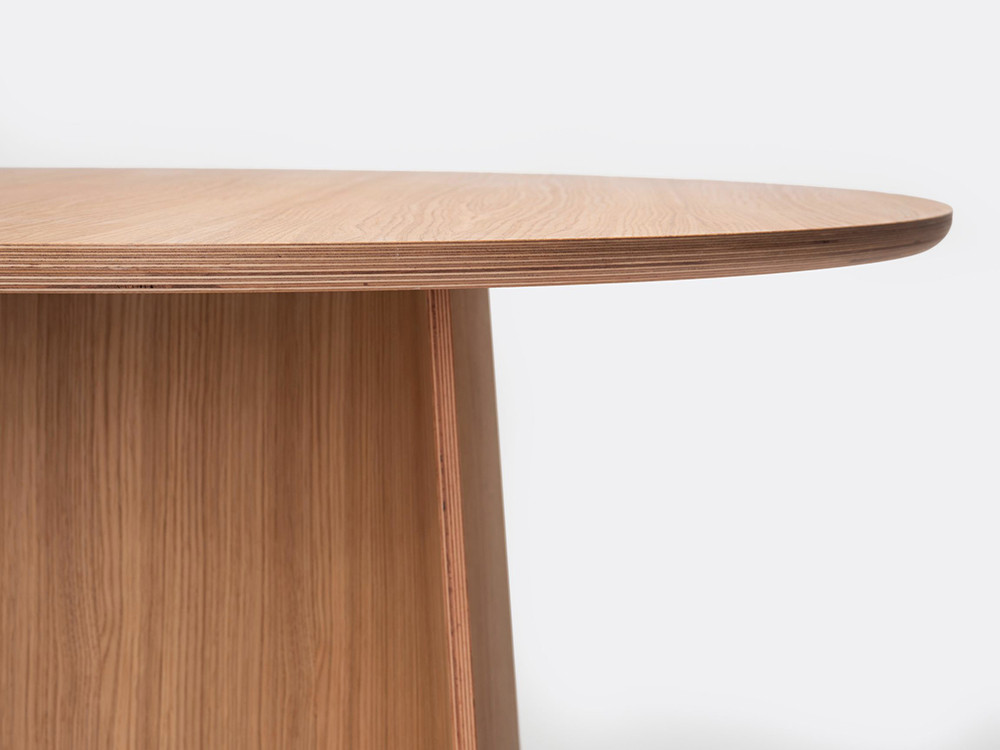 Detalle del sobre de chapa de roble de la mesa de comedor redonda Ginger de Ondarreta