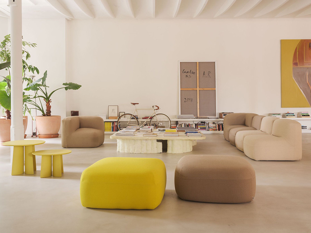 Sofá modular Gumi: puf independiente combinable para un salón de diseño a medida.