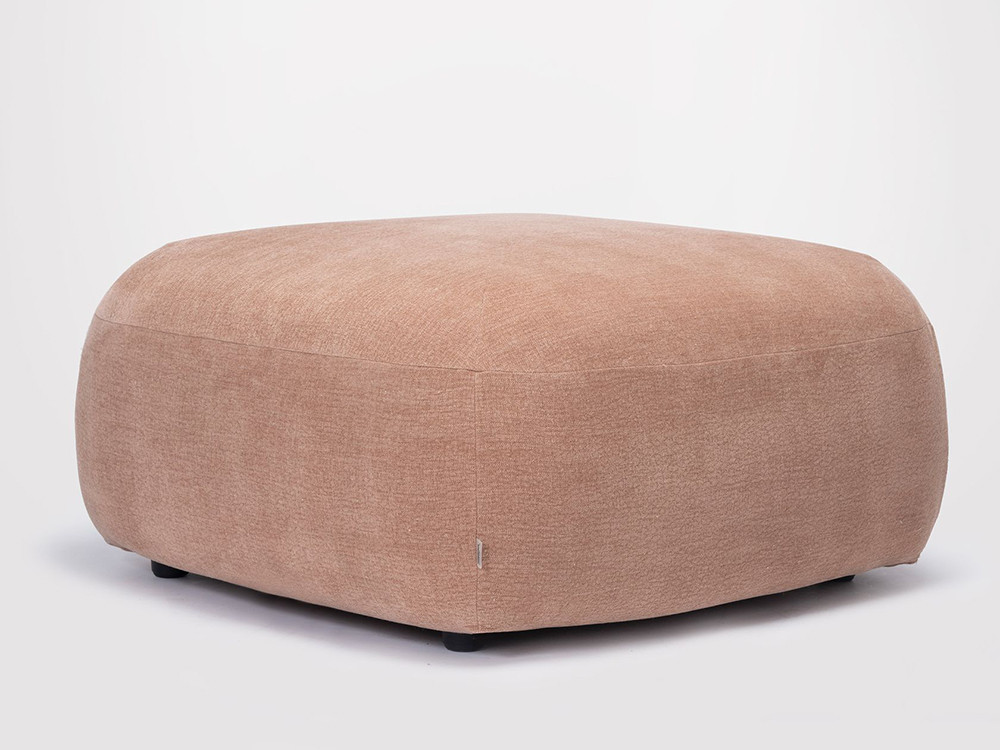Puf tapizado Gumi de Ondarreta: el complemento modular ideal para salones de diseño.