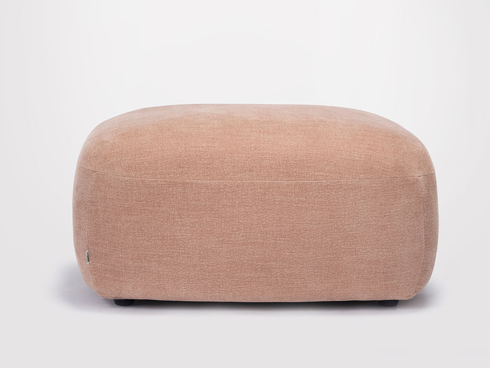 Detalle del puf tapizado Gumi de Ondarreta: confort superior y líneas redondeadas.