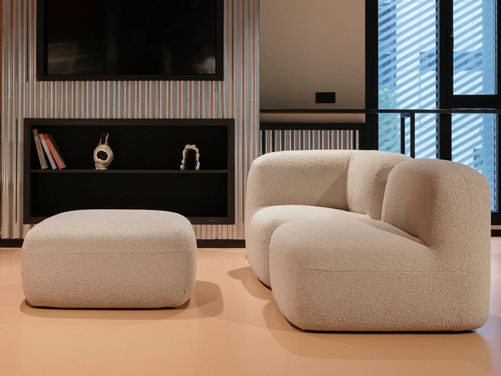 Puf Gumi Ondarreta: diseño personalizado con líneas redondeadas para mobiliario de salón.