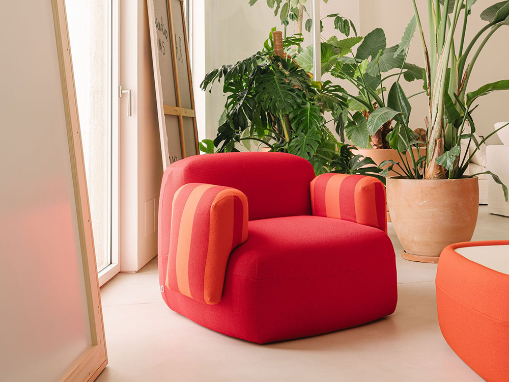 Butaca de diseño Gumi con brazos: la comodidad de las formas suaves y suaves de Ondarreta.