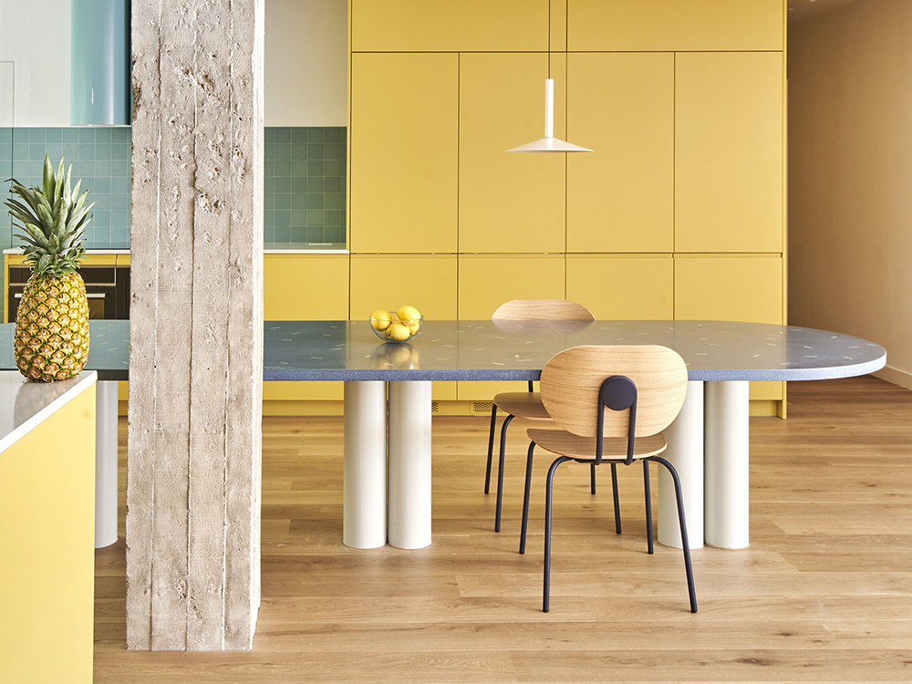 Silla Hari Ondarreta: diseño personalizado con asiento de chapa de roble tintado y estructura de acero epoxi.