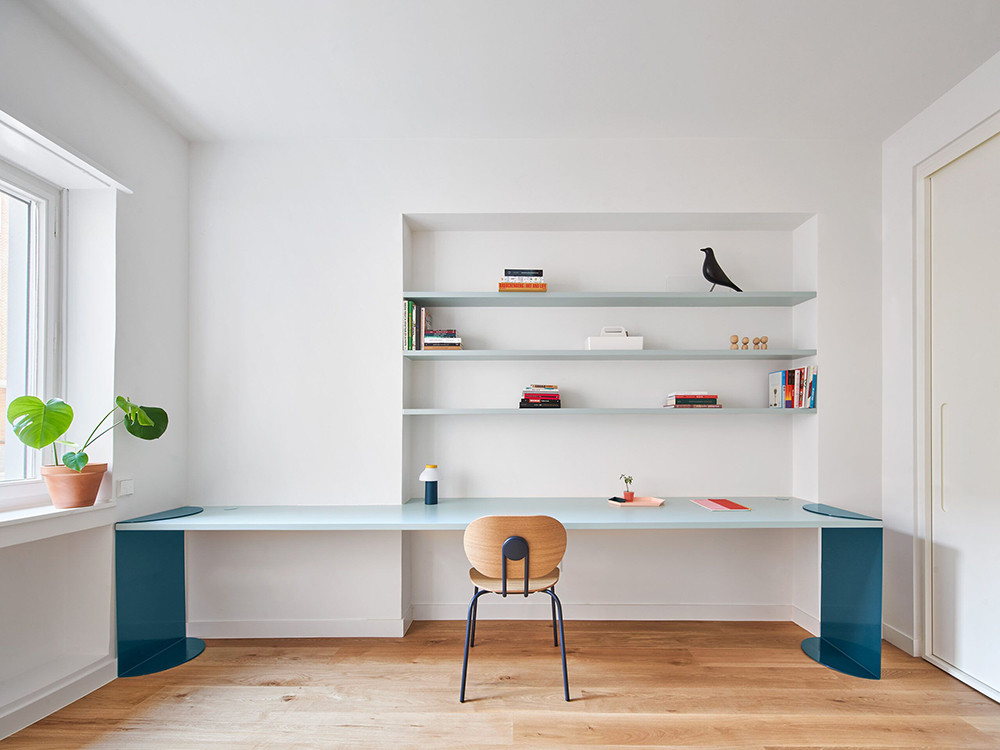 Silla Hari personalizada: asiento de roble y base de acero con el sello de diseño Ondarreta.