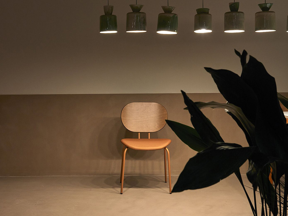 Silla Hari de Ondarreta: combinación de madera de roble y confort tapizado en sillas de cocina modernas